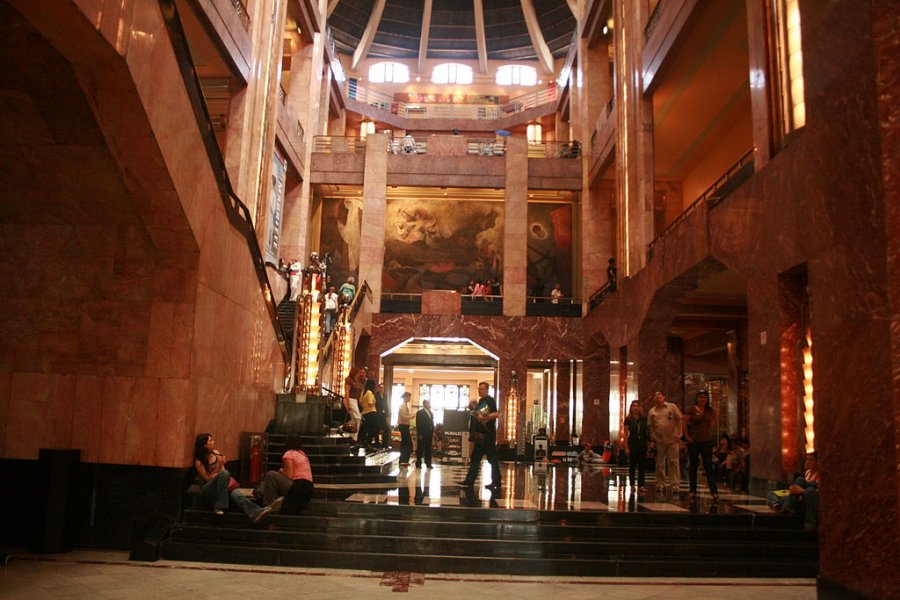 Внутри дворца изящных искусств в Мехико